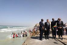 Le président sénégalais Macky Sall (à gauche), son homologue français Emmanuel Macron et le maire de Saint-Louis Cheikh Mamadou Abiboulaye Dieye devant la mer à Saint-Louis le 3 février 2018, au derni