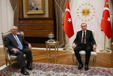 Une photographie fournie par les services de presse de la présidence turque, montrant Recep Tayyip Erdogan (D), au côté du chef de la diplomatie américaine Rex Tillerson, à Ankara, le 15 février 2018