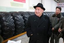 Le président de la Corée du Nord Kim Jong-Un le 3 décembre 2017 lors d'une visite d'une usine de pne