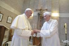 Le pape émérite Benoît XVI (à gauche) et son successeur le pape François, en juin 2017 au Vatican