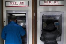 Un distributeur de billets automatique à Pékin le 9 février 2018
