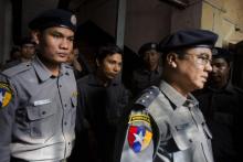 Le journaliste de Reuters Kyaw Soe Oo quitte le tribunal de Rangoun sous escorte policière après une audience, le 23 janvier 2018