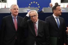 Le président de la Commission européenne Jean-Claude Juncker (c) et le négociateur en chef du Brexit pour l'Union Michel Barnier (g) à Strasbourg, le 17 janvier 2018