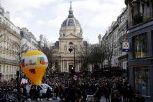 Des manifestants défilent devant les bâtiments historiques de La Sorbonne à Paris, contre la réforme des règles d'entrée à l'université, le 1er février 2018