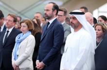 Le Premier ministre français Edouard Philippe (C)aux côtés de cheikh Hamed ben Zayed Al Nahyane, président de l'Abu Dhabi Investment Authority, le 10 février 2018 dans la capitale des Emirats arabes u