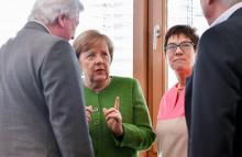 La chancelière allemande Angela Merkel avec Annegret Kramp-Karrenbauer, nouveau numéro deux de son parti conservateur, le 19 février 2018 à Berlin.