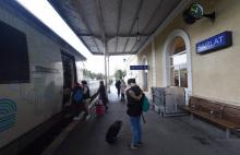 Photos de passagers montant à Sarlat dans un train pour Bergerac, une des "petites lignes" ferroviaires dont le maintien est remis en cause par le rapport Spinetta sur la SNCF