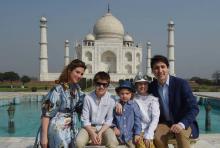 Le Premier ministre canadien, Justin Trudeau, accompagné de sa femme Sophie Grégoire et de ses enfants, visitant le Taj Mahal, au début d'une visite en Inde. Le 18 février 2018.