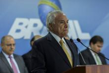Le président du Brésil, Michel Temer, lors de la signature le 16 février 2018 à Brasilia du décret confiant à l'armée la responsabilité de la sécurité de Rio de Janeiro, frappée par une flambée de vio