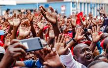 Des partisans du MDC sont rassemblés devant le QG du parti à Harare en hommage à Morgan Tsvangirai, le 15 février 2018