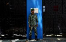 Un soldat maldivien en poste devant la résidence du président à Malé, le 8 février 2018