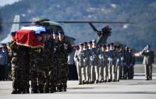 Des militaires portent le cercueil d'une victime lors d'une cérémonie au Cannet-des-Maures en hommage aux cinq officiers tués après l'écrasement de deux hélicoptères militaires, le 7 février 2018