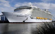 Le "Symphony of the Seas" - ici le 13 février 2018 à Saint-Nazaire - jumeau de l'actuel plus gros paquebot de croisière du monde, sera livré le 23 mars par le chantier naval français STX à l'armateur 