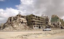 Des bâtiments toujours détruits sept ans après la révolution sur le bord de mer à Benghazi, deuxième ville de Libye, le 15 février 2017