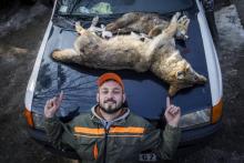 Nikola Milincic, 24 ans pose avec son trophée du jour, une louve et un renard abattus lors d'une battue légale à Blace en Serbie, le 27 janvier 2018