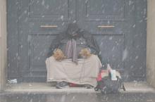 Un sans abri sous la neige à Paris le 9 février 2018