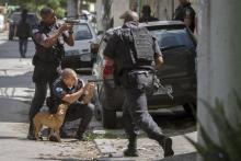 La police brésilienne affronte des gangs criminels dans le bidonville de la Cité de Dieu, à Rio de Janeiro, le 1er févtier 2018