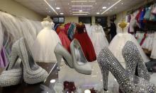 Des chaussures et des robes de mariées exposées dans un magasin de Damas, où les jeunes trouvent de plus en plus difficile de se marier en raison de la guerre, le 8 janvier 2018
