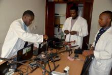 Trois ingénieurs camerounais de Will and Bros autour de leur drone à Douala le 16 février 2018