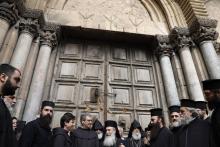 Le patriarche grec orthodoxe de Jérusalem Theophilos III lit un communiqué à la presse to the press aux côtés d'autres responsables devant l'église du Saint-Sépulcre dans la Vieille ville de Jérusalem