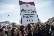 A Obiliq, dans la banlieue de Pristina, respirer peut nuire à la santé, tant la pollution est forte. Photo prise lors d'une manifestation de Kosovars le 31 janvier 2018 à Pristina