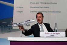 Fabrice Bregier (G), numéro 2 d'Airbus, le PDG de Qatar Airways, Akbar al Baker (C), et le président de la division aérospace civil de Rolls-Royce, Chris Cholerton (G), présentent une maquette de l'A3