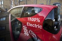 Une voiture électrique est rechargée à Londres le 19 décembre 2107.