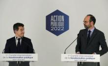Le Premier ministre Edouard Philippe (d) et le ministre de l'Action publique Gérald Darmanin (g) tiennent une conférence de presse commune le 1er février 2018 à Paris