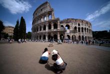 Des touristes se prennent en photo devant le Colisée à Rome, le 21 juillet 2017