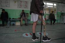 Un Afghan amputé marche avec sa prothèse dans un centre de réhabilitation de la Croix-Rouge à Kaboul, le 13 février 2018