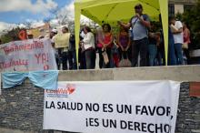 "La santé n'est pas une faveur mais un droit", Larry Zambrano, greffé du rein, manifeste avec d'autres malades à Caracas, le 8 février 2018 pour dénoncer la pénurie de médicaments au Venezuela