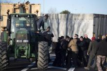 Des agriculteurs manifestent à Arles, dans le sud de la France contre le déclassement de territoires jusqu'ici en zones défavorisées, le 12 février 2018