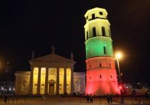 Une projection de lumières aux couleurs du drapeau lituanien, pour célébrer le 100e anniversaire de l'indépendance retrouvée du pays, à Vilnius, le 15 février 2018
