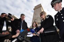 Clara Drouhot, arrière-ariière petite fille du sergent fourrier Jean Soulagnes, avec ses parents Stephane et Lydie Drouhot devant un monument aux morts à Marseille, le 23 février 2018