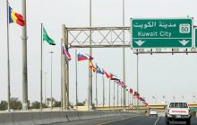 Les drapeaux des 70 pays ornant une route de la capitale koweïtienne où se tient du 12 au 14 février une Conférence internationale sur la reconstruction de l'Irak. Photo prise le 9 février 2018