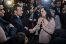 Stéphanie Colonna, la femme de Yvan Colonna, interpelle le président Emmanuel Macron à la sortie d'un musée à Ajaccio, le 6 février 2018