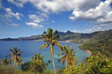 Mayotte, "l'île aux parfums", fait géographiquement partie de l'archipel des Comores, mais a choisi par référendum son maintien au sein de la République française