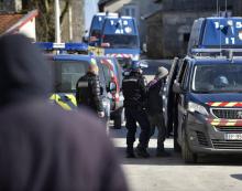 Les gendarmes arrêtent un membre de La maison de résistance à la poubelle nucleaire à Bure, au nord-est de la France, le 22 février 2018