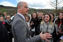 Le ministre de l'Education nationale Jean-Michel Blanquer parle avec des étudiants lors de la visite de l'internat du lycée profesionnel Raymond Cortat, le 29 mars 2018 à Aurillac, dans le Cantal