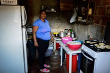 Gabriela Vega prépare dans sa cuisine un repas pour la cantine solidaire qu'elle dirige dans la favela La Vega, le 28 février 2018 à Caracas, au Venezuela