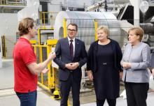 Le directeur général de Norsk Hydro, Svein Richard Brandtzaeg, aux côtés de la chancelière allemande Angela Merkel et de la Première ministre norvégienne Erna Solberg à Grevenbroich (ouest Allemagne),