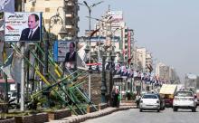 Photo prise le 27 mars 2018 dans la principale rue de Tanta, ville du nord de l'Egypte, montrant des panneaux électoraux avec la photo du président Abdel Fattah al-Sissi, au deuxième jour de l'électio