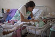 La Vénézuélienne Dayana Rodríguez s'occupe de sa fille après son accouchement à la maternité de l'hôpital Nossa Senhora de Nazaré, le 26 février 2018 à Boa Vista, au Brésil