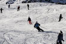 Des skieur sur les piste de la station française de Courchevel dans les Alpes, le 15 novembre 2017