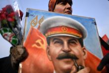 Une militante communiste participe à une cérémonie pour le 65e annivesraire de la mort de Staline à Moscou, le 5 mars 2018