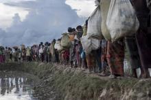 Des réfugiés rohingyas qui ont fui la Birmanie arrivent au Bangladesh, le 9 octobre 2017 à Whaikhyang