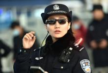 Une policière chinoise porte des lunettes à reconnaissance faciale dans une gare à Zhengzhou dans le Henan, le 5 février 2018