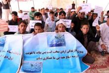 Des Afghans rassemblés en sit-in pour la paix le 31 mars 2018 à Lashkar Gah, capitale de la province du Helmand.