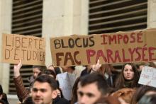 A Montpellier, des étudiants pro- et anti-blocage s'affrontaient verbalement, trois jours après l'intrusion violente d'hommes cagoulés dans un amphithéâtre occupé