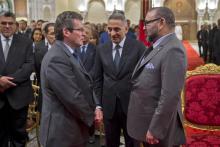 Jean-Christophe Quémard, vice-président exécutif de la région Moyen-Orient et Afrique du groupe PSA au côté du roi du Maroc Mohammed VI à Casablanca, le 11 décembre 2017
